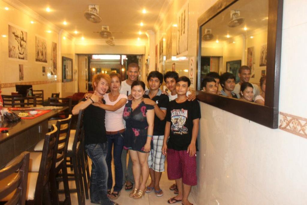 Riverside Backpackers Phnom Penh Extérieur photo