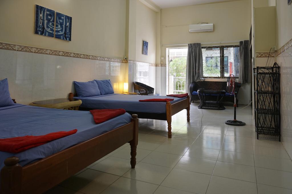 Riverside Backpackers Phnom Penh Chambre photo
