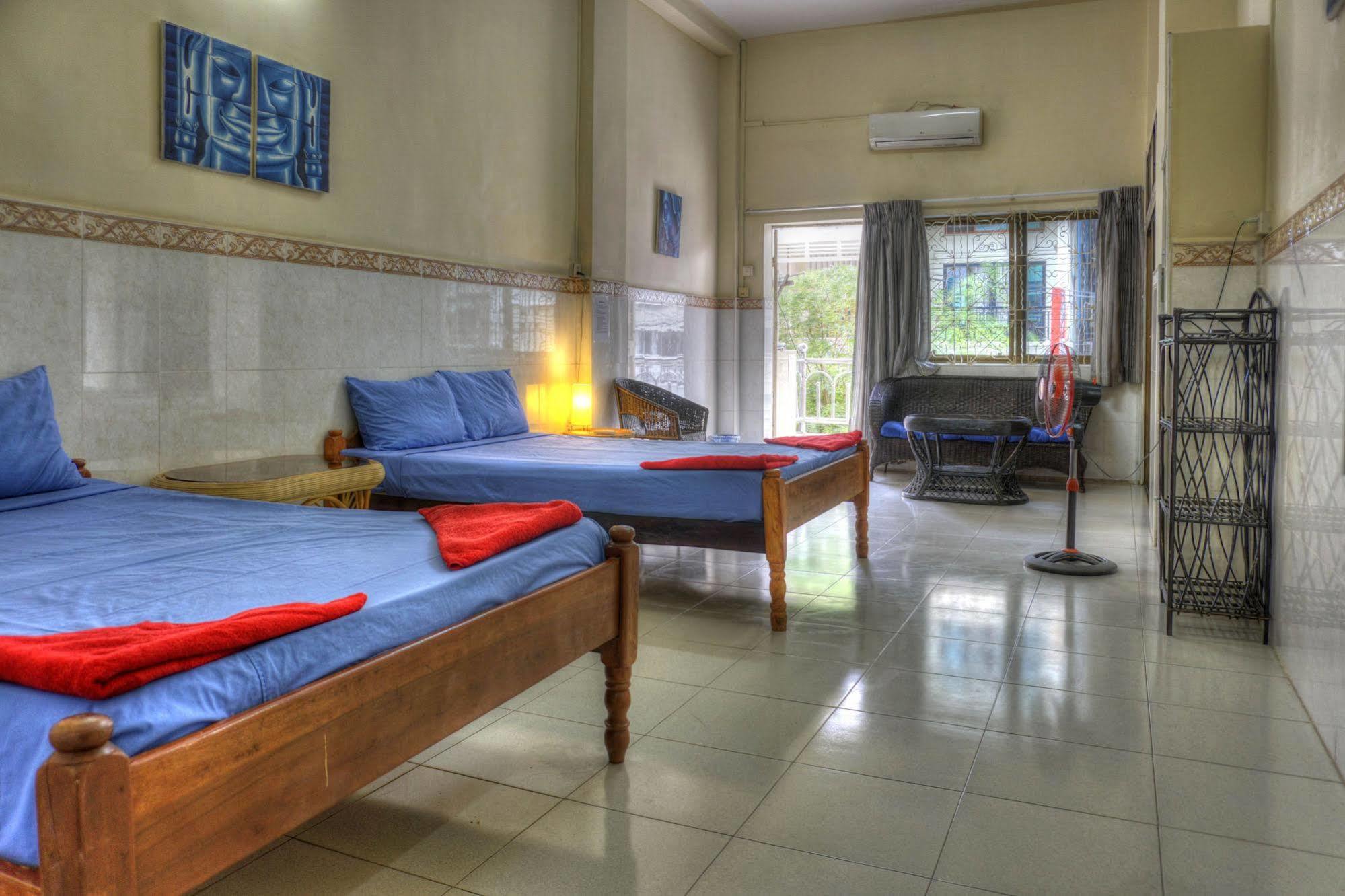 Riverside Backpackers Phnom Penh Extérieur photo